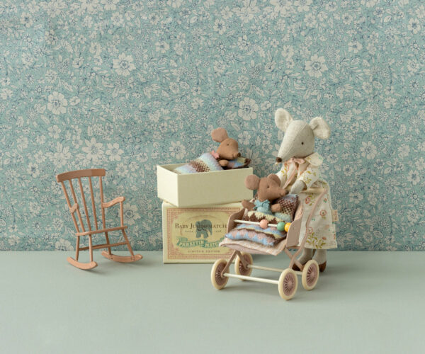 Souris bébé "Sleepy wakey" dans sa boite rose – Image 3