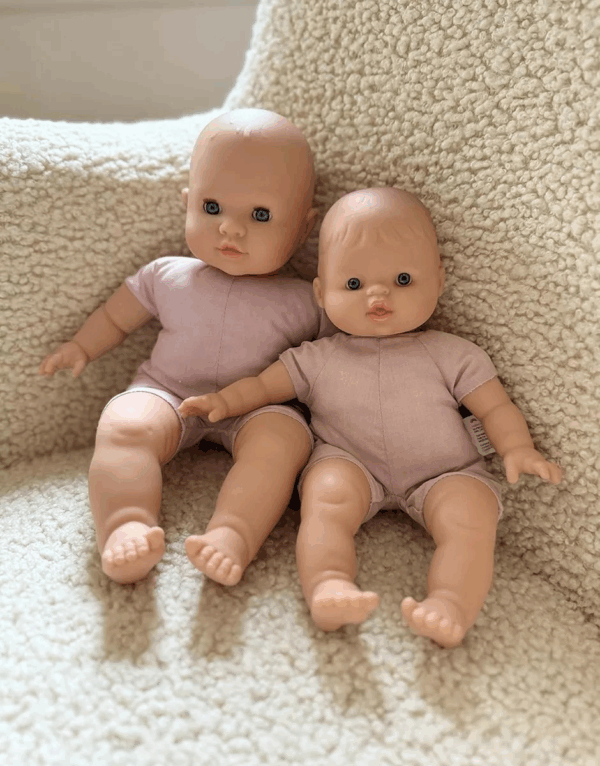 Emilie - Poupée Cuties 36cm à corps mou et yeux dormeurs – Image 3