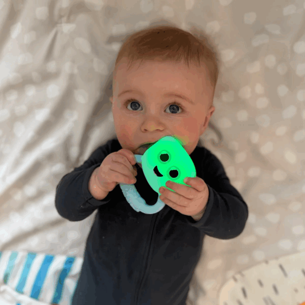 Hochet lumineux – Glo Pals Light-Up Rattle Blair – Image 3