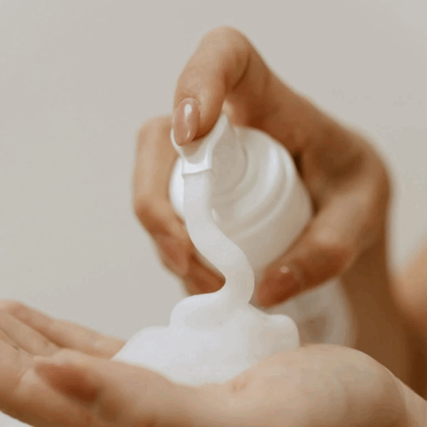 Mousse nettoyante bébé bio Elhée en flacon pompe 150 ml