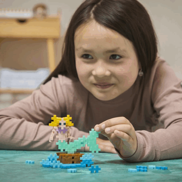 Tube La Petite Sirène PlusPlus – 100 pièces Le Tube La Petite Sirène PlusPlus 100 pièces permet aux enfants de construire leur propre sirène sur son rocher, inspirée du célèbre conte de Hans Christian Andersen. Ce kit ludique invite à créer un univers imaginaire et magique, parfait pour stimuler l’imagination. Grâce à la notice étape par étape incluse, les enfants peuvent assembler facilement les pièces et découvrir le plaisir de construire tout en s’amusant. Les 100 pièces Plus-Plus CLASSIC permettent également de créer d’autres constructions en 2D ou 3D, laissant libre cours à la créativité. Le format tube est pratique à transporter, idéal pour les voyages, les activités en extérieur ou le jeu en groupe. C’est également une idée cadeau originale pour les enfants dès 5 ans, alliant amusement et apprentissage. Les pièces sont fabriquées en polyéthylène recyclable, sans BPA, sans phtalates et sans perturbateurs endocriniens. Elles sont faciles à nettoyer, à la main ou au lave-vaisselle, pour un jeu sûr et durable. Ce tube fait partie d’une collection Plus-Plus rendant hommage aux origines danoises de la marque, avec d’autres modèles comme le drakkar, le viking et la garde royale, permettant de compléter l’univers créatif des enfants. ✅ Points forts Tube La Petite Sirène PlusPlus 100 pièces Construisez une sirène ou laissez libre cours à votre imagination Notice de construction incluse Pièces CLASSIC sûres, recyclables et sans BPA Nettoyage facile à la main ou au lave-vaisselle Format tube pratique à transporter Développement de la créativité, motricité fine et imagination Idéal pour enfants dès 5 ans Fabriqué au Danemark dans une usine 100% éolienne