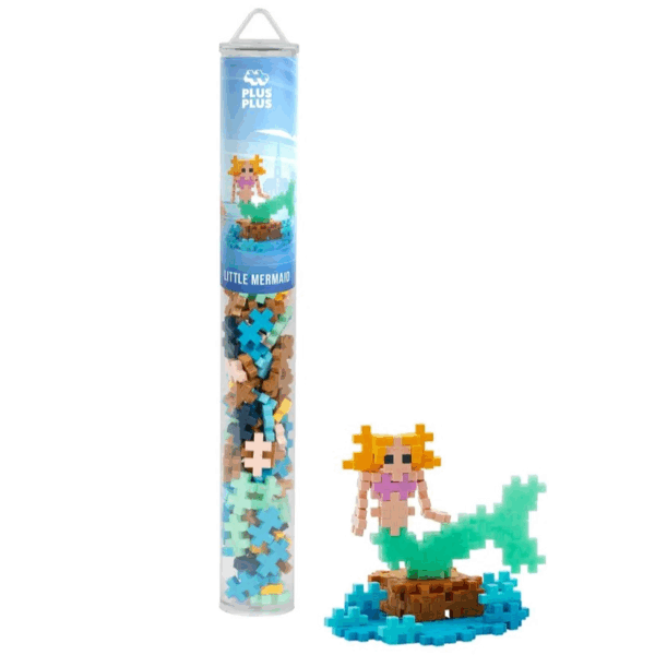 Tube La Petite Sirène PlusPlus – 100 pièces Le Tube La Petite Sirène PlusPlus 100 pièces permet aux enfants de construire leur propre sirène sur son rocher, inspirée du célèbre conte de Hans Christian Andersen. Ce kit ludique invite à créer un univers imaginaire et magique, parfait pour stimuler l’imagination. Grâce à la notice étape par étape incluse, les enfants peuvent assembler facilement les pièces et découvrir le plaisir de construire tout en s’amusant. Les 100 pièces Plus-Plus CLASSIC permettent également de créer d’autres constructions en 2D ou 3D, laissant libre cours à la créativité. Le format tube est pratique à transporter, idéal pour les voyages, les activités en extérieur ou le jeu en groupe. C’est également une idée cadeau originale pour les enfants dès 5 ans, alliant amusement et apprentissage. Les pièces sont fabriquées en polyéthylène recyclable, sans BPA, sans phtalates et sans perturbateurs endocriniens. Elles sont faciles à nettoyer, à la main ou au lave-vaisselle, pour un jeu sûr et durable. Ce tube fait partie d’une collection Plus-Plus rendant hommage aux origines danoises de la marque, avec d’autres modèles comme le drakkar, le viking et la garde royale, permettant de compléter l’univers créatif des enfants. ✅ Points forts Tube La Petite Sirène PlusPlus 100 pièces Construisez une sirène ou laissez libre cours à votre imagination Notice de construction incluse Pièces CLASSIC sûres, recyclables et sans BPA Nettoyage facile à la main ou au lave-vaisselle Format tube pratique à transporter Développement de la créativité, motricité fine et imagination Idéal pour enfants dès 5 ans Fabriqué au Danemark dans une usine 100% éolienne