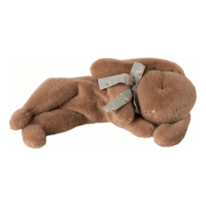 Peluche lapin marron Maileg Small Soft Brown allongée avec nœud en coton