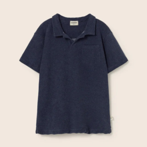 Le t-shirt garçon éponge MAEL Blue Melange de Cozmo offre un confort optimal pour les journées actives. Sa matière en éponge douce et moelleuse procure une sensation agréable sur la peau. Ce modèle adopte un style polo avec une ouverture sur le devant, sans boutons, pour un look décontracté. Les épaules tombantes et les manches courtes assurent une grande liberté de mouvement. Une poche poitrine ajoute une touche pratique et moderne. Le t-shirt garçon éponge MAEL se distingue par ses détails soignés, comme les fentes sur les côtés et l’empiècement arrondi au dos du col, qui apportent confort et style. Facile à associer avec un short ou un pantalon léger, il accompagne les enfants dans toutes leurs activités. Fabriqué en coton certifié OEKO-TEX, il respecte la peau tout en garantissant qualité et douceur. Caractéristiques : • Marque : Cozmo • Modèle : MAEL Blue Melange • Type : t-shirt garçon éponge • Matière : coton éponge certifié OEKO-TEX • Col : style polo avec ouverture • Manches : courtes avec épaules tombantes • Détails : poche poitrine, fentes côtés, empiècement dos • Tissu : doux, moelleux et confortable Un t-shirt garçon éponge pratique et stylé, parfait pour un look décontracté et confortable au quotidien.