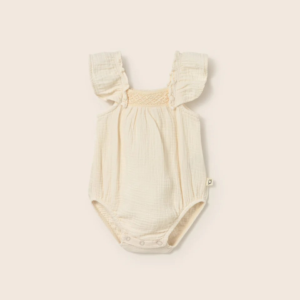 Barboteuse bébé gaze coton TESS Ivory Cozmo avec dentelle et manches volantées