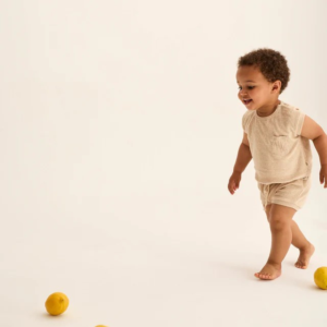 Short bébé éponge ROWAN Beige Cozmo avec poche arrière contrastée