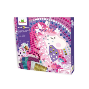 Le coffret mosaïques licornes Sycomore plonge les enfants dans un univers magique rempli de couleurs et de fantaisie. Avec les mosaïques licornes, il suffit de coller les carrés de mousse sur les zones indiquées pour révéler trois magnifiques tableaux féériques. Les mousses autocollantes sont faciles à manipuler. L’activité se réalise proprement, sans colle liquide et sans matériel supplémentaire. Les éléments pailletés et les joyaux ajoutent une belle touche brillante. Chaque création devient un décor unique à exposer dans une chambre. Cette activité aide les enfants à développer la patience, la concentration et la précision. Elle stimule aussi l’imagination grâce au thème des licornes. Les supports muraux inclus permettent d’accrocher facilement les œuvres terminées. Caractéristiques : • Marque : Sycomore • Collection : Stick'N Fun S • Nom du coffret : Mosaïques licornes • Contenu : 3 tableaux de 22 x 22 cm • Plus de 1000 mousses autocollantes • Joyaux décoratifs inclus • 3 supports d’accroche mural • Activité propre et sans colle Des mosaïques licornes lumineuses et féériques, parfaites pour offrir un moment créatif plein de magie.