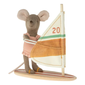 Souris surfeuse Maileg petite sœur avec planche de surf en bois