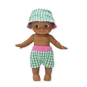 Poupon Mini Pancha Arsène à la plage avec sa tenue Vichy vert
