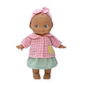 Poupon Mini Pancha Maïa à l'école Minikane avec ensemble à carreaux rose
