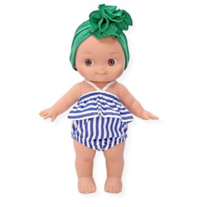 Poupon Mini Pancha Ninon à la plage avec sa tenue rayée bleu