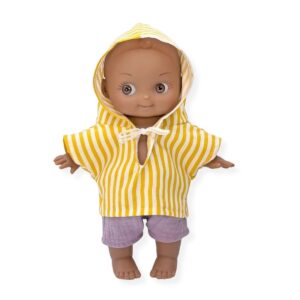 Poupon Mini Pancha Noah à la plage Minikane avec tenue rayée jaune