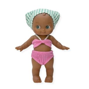 Poupon Mini Pancha Prunelle à la plage avec sa tenue rose bonbon