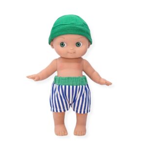Poupon Mini Pancha Zébulon à la plage avec sa tenue rayée bleu Minikane